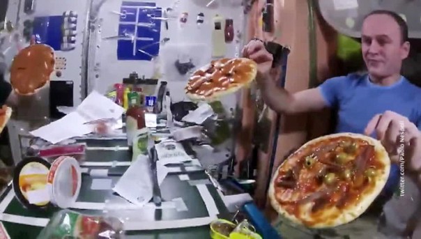 Пиццу заказывали? На МКС устроили праздничный ужин по-итальянски