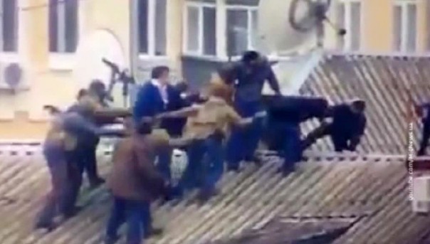 "Мишико который живёт на крыше". Саакашвили проделал тернистый путь от поедания галстука до залезания на крышу