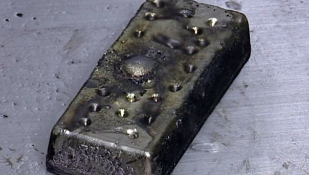 Первый слиток золота выплавили в Магаданской области