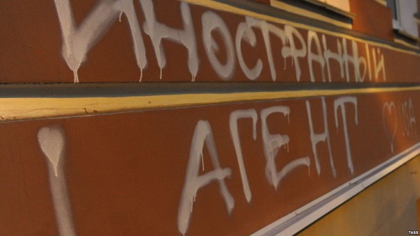 Брат за брата. «Фонтанка» встала на защиту иностранных агентов в России