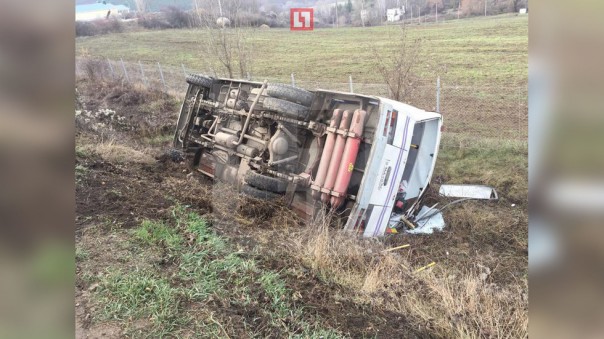 Пассажирский автобус перевернулся на трассе в Крыму, есть пострадавшие