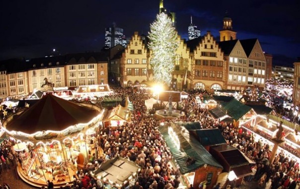 На ярмарке в Германии упала елка, есть пострадавшие