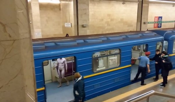 В Киеве полицейские убегали от голого мужчины, захватившего поезд