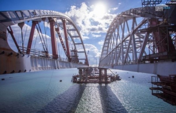 На Крымском мосту завершают сборку пролетов автодорожной части