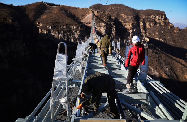 Прогулка в облаках. Стеклянный мост-рекордсмен готовят к открытию в Китае