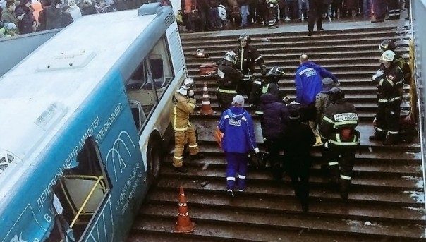 На западе Москвы автобус врезался в группу людей. Есть жертвы (Видео) [18+]