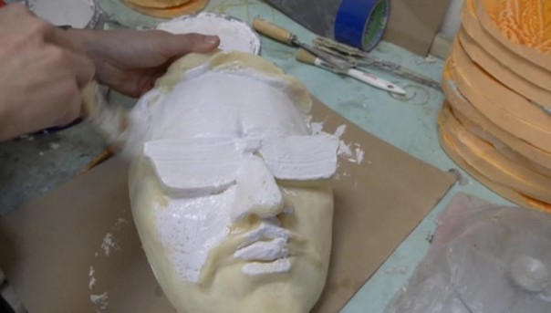 Тщеславный скульптор терроризирует Петербург автопортретами