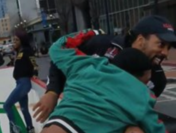 Впервые вставший на коньки мужчина стал героем развеселившим соцсети