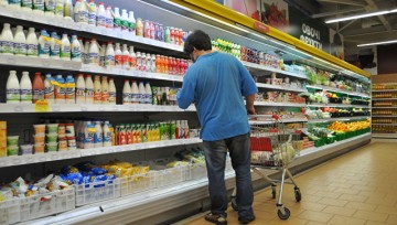 Магазины "травят" украинцев просроченной едой перед Новым годом