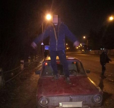 Станцевал на капоте авто: Допустимая норма алкоголя превышала норму в шесть раз.