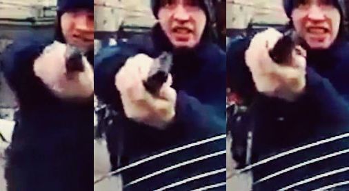 Украинский полицейский сорвал злость на авто, разбив рукоятью пистолета лобовое стекло