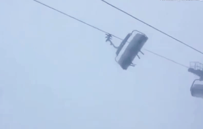 Лыжники оказались заперты в раскачивающейся ловушке во время бури