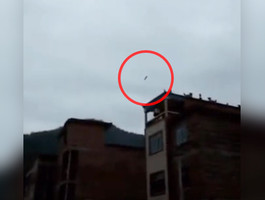 Упал и взорвался. Жителей Китая напугал "неизвестный" объект из космоса — видео