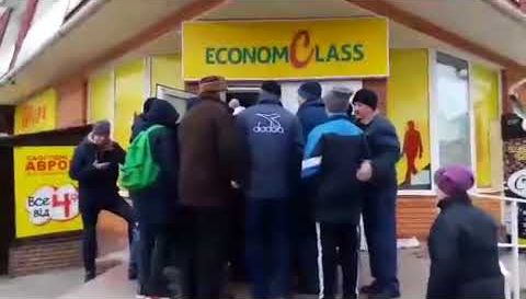 ЖитЫ по-новому: В Кременчуге жители снесли дверь в секонд-хенд