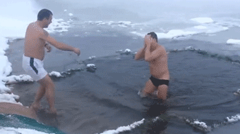 Ляшко едва не потерявший плавки и Саакашвили с густым начёсом на груди, смывавшие грехи в Днепре, стали звездами интернета