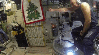 Российский космонавт полетал по МКС на пылесосе