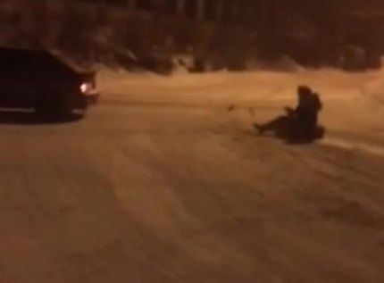 Любитель тюбинга размазал девушку по машине