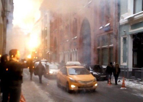 Лимоновцы забросали российский ЦИК фаерами и листовками