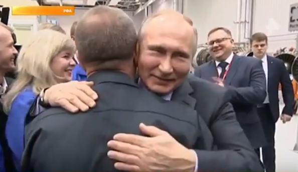 Путин устроил обнимашки с рабочим уфимского завода авиадвигателей за трудовые успехи. Президент пообещал поддержку оборонщикам