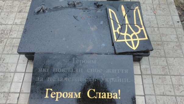 Сало уронили! В Константиновке разрушили памятник хрюмбергам АТЫ