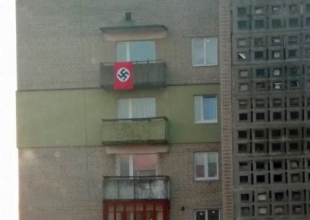 "Фашистов на Украине нет": В Нововолынске на балконе "патриот" вывесил флаг со свастикой