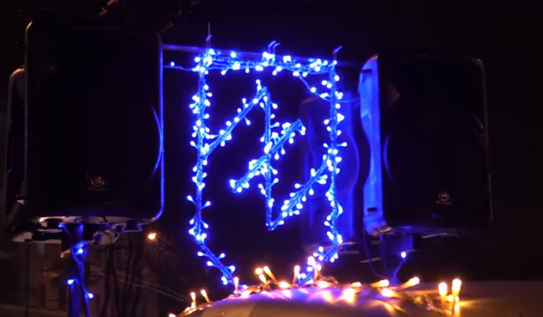 Укрофашисты из "NАвоза" поздравляли жителей Мариуполя с Новым годом "волчим крюком и гирляндами"