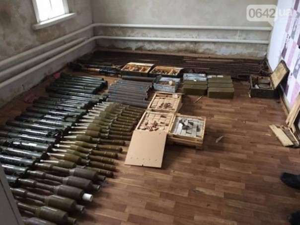 В Сватово Луганской области у пожилой женщины изъяли огромный арсенал боеприпасов