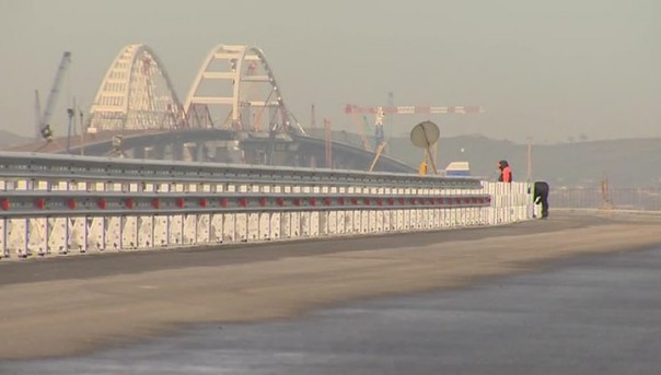 В Керченском проливе устанавливают опоры железнодорожной части Крымского моста