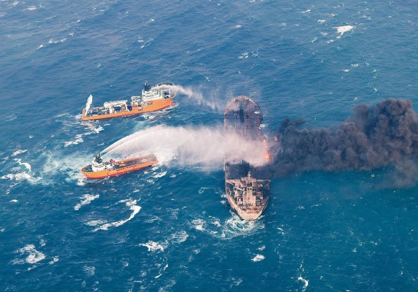 «Полностью ушёл под воду»: у берегов Китая затонул горевший несколько дней танкер, команда погибла