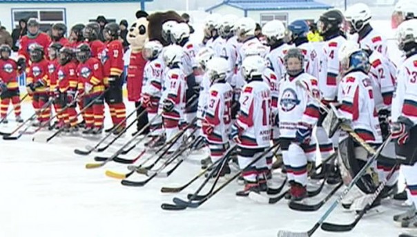 Российские и китайские пограничники сыграли в хоккей на амурском льду