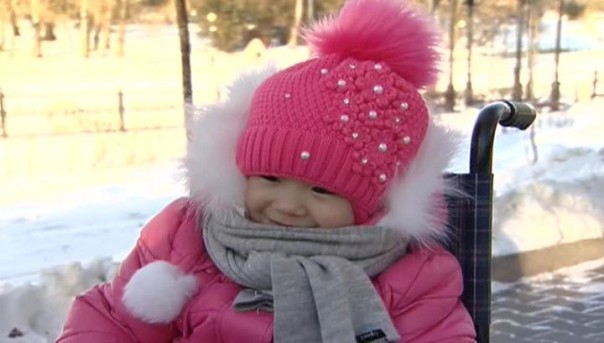 Выжившая в авиакатастрофе в Хабаровском крае 3-летняя девочка встала на ноги