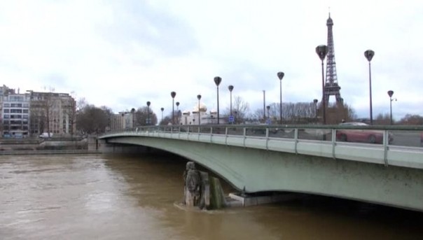 Шедевры Лувра спасают от наводнения