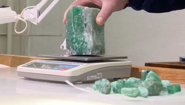 На Урале выбирают имя для найденного изумруда-гиганта