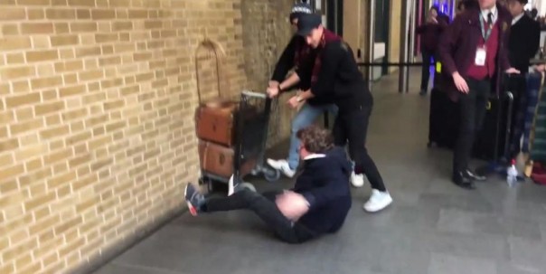 Фанат "Гарри Поттера" попытался пройти сквозь стену на платформу 9¾ (видео)