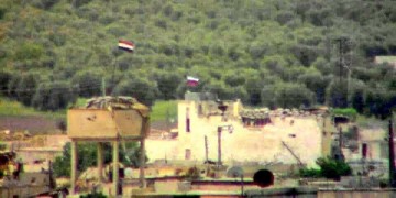 Курды вывесили российский флаг, готовясь к нападению турецкой армии в Африне