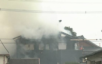 В Японии военный вертолет упал на жилой дом