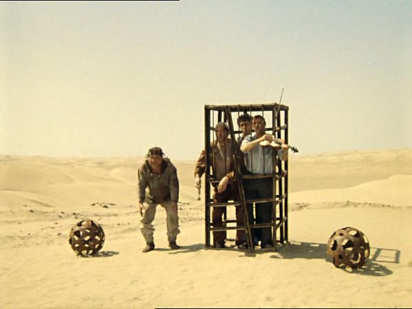 На Украине предложили возить артистов из России в клетках