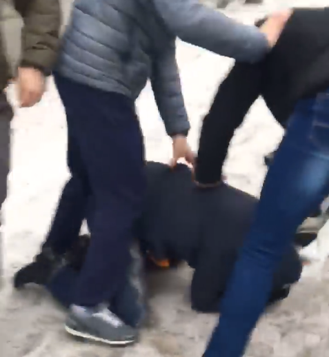 В Киеве укроподонки избили членов КПУ за конспиративные листовки