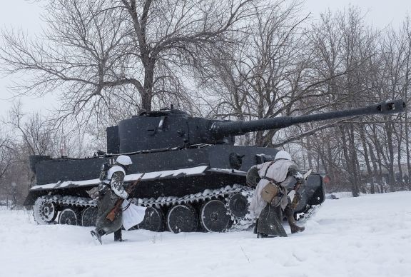 Полиция остановила танки со свастикой, прорывавшиеся в Кронштадт