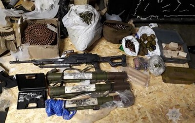 На Днепропетровщине изъят арсенал оружия | Житель Киевской области хранил арсенал самодельного оружия