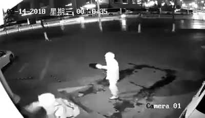 В яблочко! Грабитель целился кирпичом в витрину, а попал в голову другу (видео)