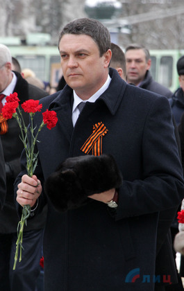 По случаю 75-й годовщины освобождения Луганска почтили память погибших воинов и возложили цветы к Пилону Славы и могиле Неизвестного солдата