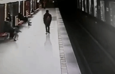 2-летний малыш упал на рельсы в метро (шокирующее видео)