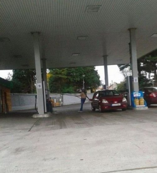 Заправка: ни дня без приколов!