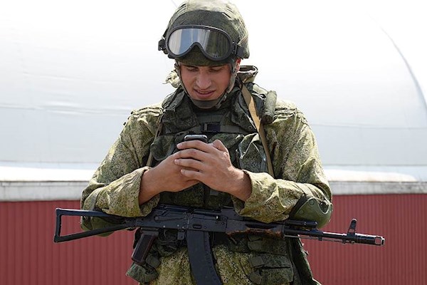 Российским офицерам ключевого командного звена выдали мобильные телефоны М-663С «Атлас» стоимостью 115 тысяч рублей