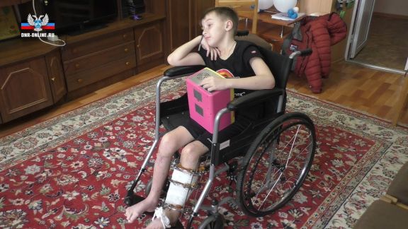 Пострадавший при взрыве в Донецке ребенок вернулся домой после лечения в Москве