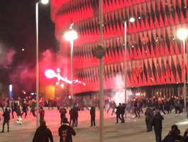 Перед матчем "Спартака" и "Атлетика" фанаты забросали друг друга файерами