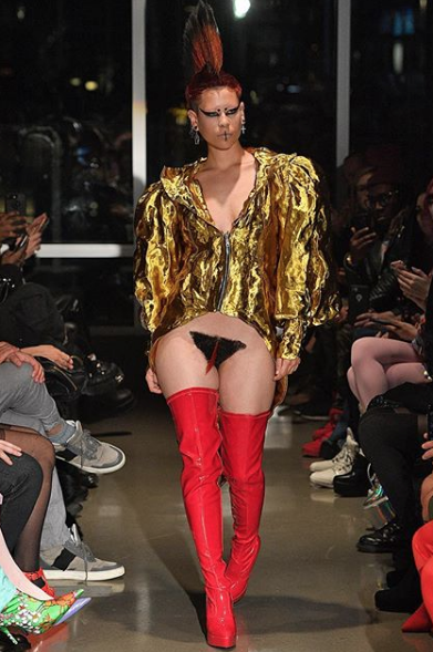 А у тебя девушка модная? На Неделе моды в Нью-Йорке известный дизайнер представил парики для лобков