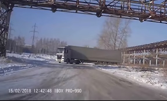 Очевидцы сняли на дороге КАМАЗ следующего поколения