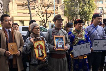 Разъяренные монголы осадили издательство из-за Чингисхана с пенисом на лбу